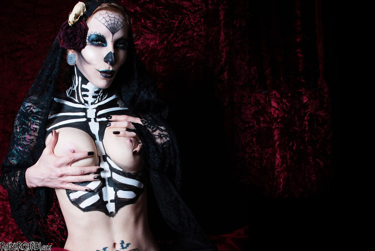 Solo model Razor Candi toys her pussy in skeleton bodypaint page 1