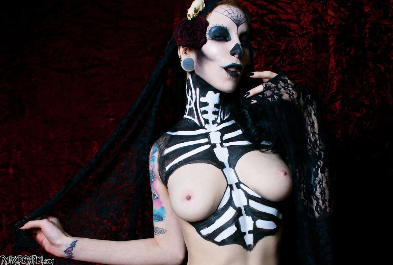 Solo model Razor Candi toys her pussy in skeleton bodypaint page 1