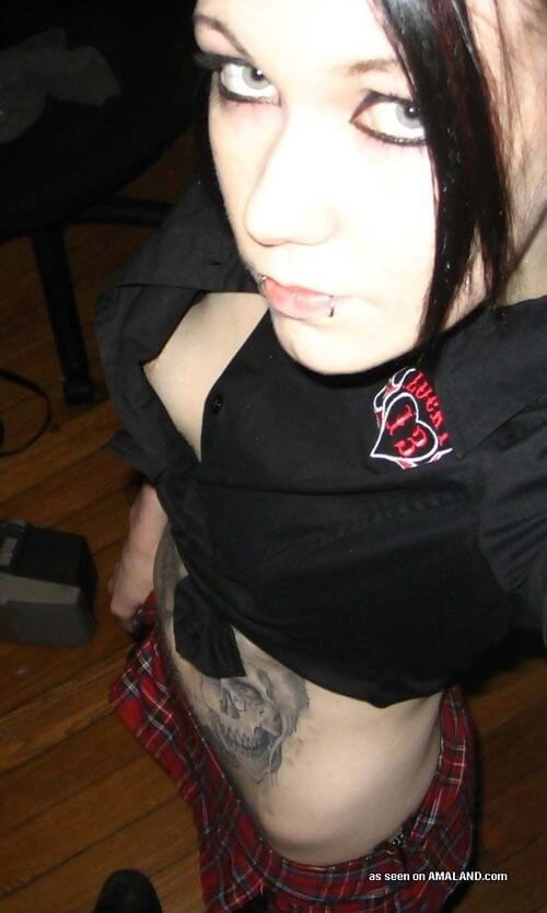 Pics of naked goth chick - part 4790 page 1