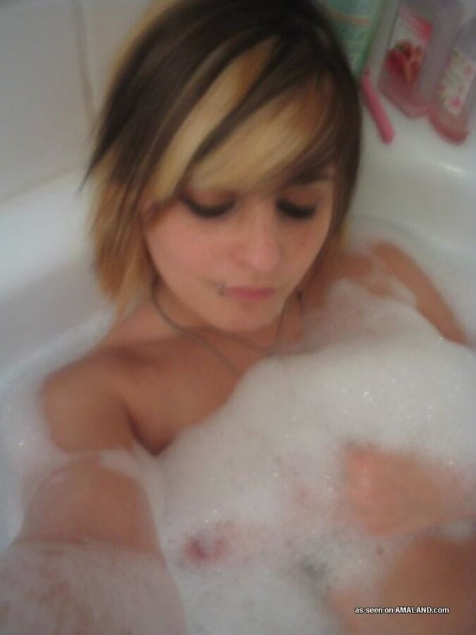 Compilation of an emo chick posing naked in the bath tub - part 4247 page 1
