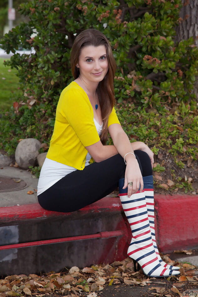 Shelby dompnier in leggings and gasoline boots - part 646 page 1