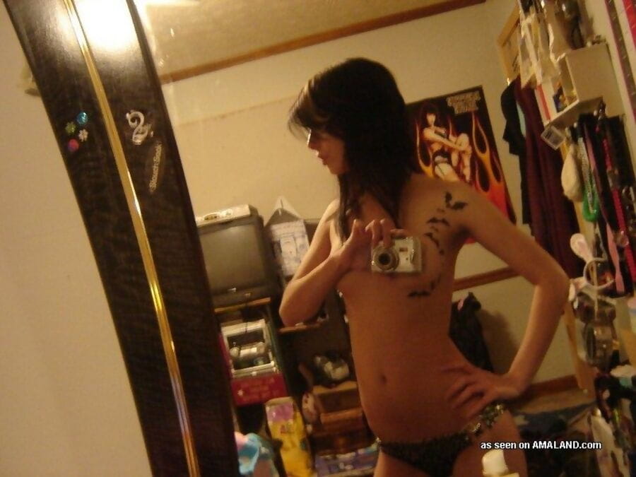 Pierced and tattooed babe camwhoring at home - part 2289 page 1
