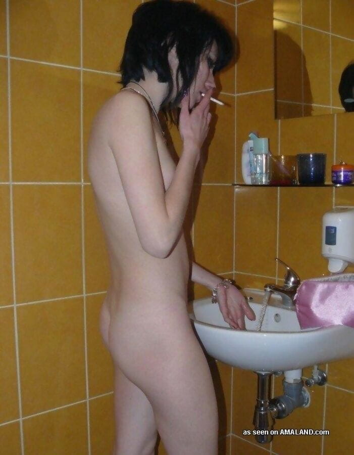Naughty goth chick posing naked in the bath - part 2799 page 1