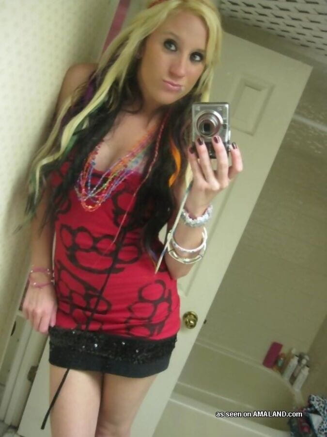 Compilation of an amateur punk chick posing for the cam - part 4292 page 1