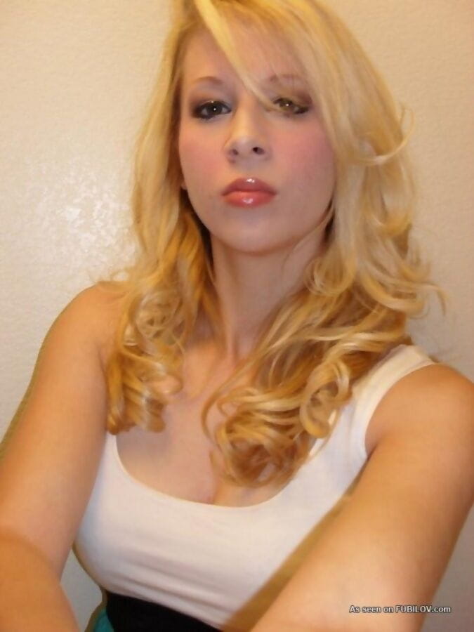 Selection of an amateur blonde babe camwhoring at home - part 4196 page 1