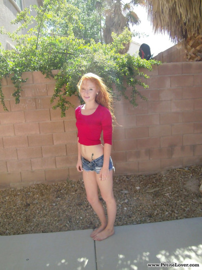 लाल बालों वाली किशोरी लड़की एलेक्स टान्नर चमक उसके छोटे स्तन और गांड के खिलाफ एक दीवार