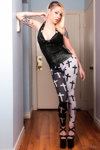 hot Goth Nicole Bosheit Streifen zu pose Ihr Nackt Tätowiert Körper suggestiv