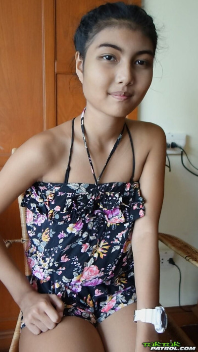 petite Asiatische teen pauw Nimmt aus Ihr Kleid und prangt Ihr Titten und Haarige Kitty