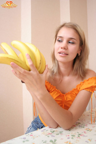 Blonde amateur peels off her clothes before doing the same to a banana