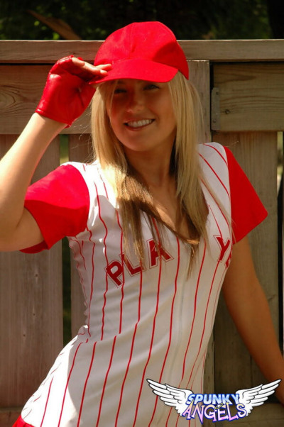 chaud blonde amateur salope Alicia clignote chaud upskirt & les hangars baseball uniforme