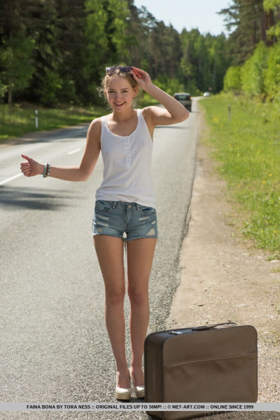 في سن المراهقة المسافر فاينا بونا يحصل تماما عارية على على الطريق
