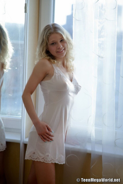 sexy blonde adolescent Valya supprime blanc lingerie dans Avant de Un fenêtre