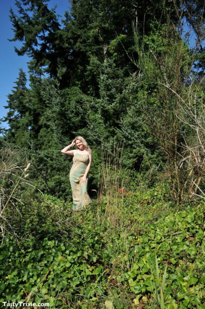परिपक्व एमेच्योर सुन्दर Trixie uncovers बड़े भीलों afore softwood पेड़
