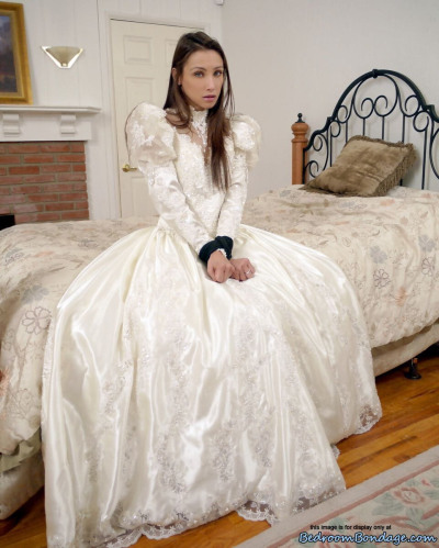 Brunette Mariée Celeste star est ballgagged et attaché jusqu' dans Son MARIAGE Robe