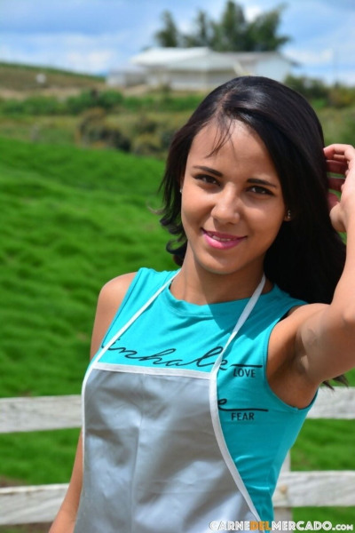 काले बालों वाली लैटिन देश की खेत लड़की Teases के साथ उसके गर्म गांड जबकि सेवा दोपहर के भोजन के