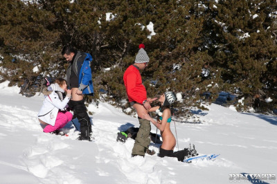 sportif Ciel adolescent les filles ont un orgie sur l' la neige PARTIE 2174