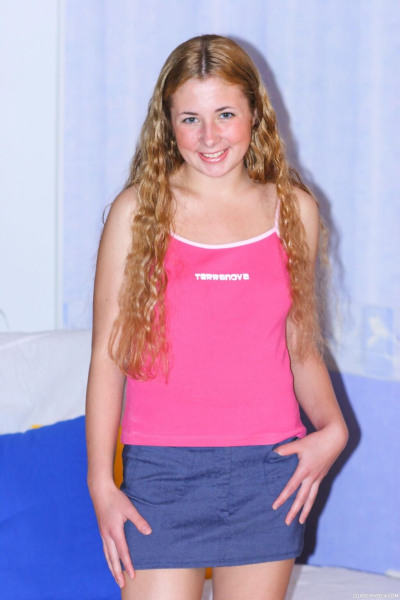 घुंघराले बालों वाली सुनहरे बालों वाली किशोरी परी मनभावन उसके गुलाबी चूत मुश्किल हिस्सा 831