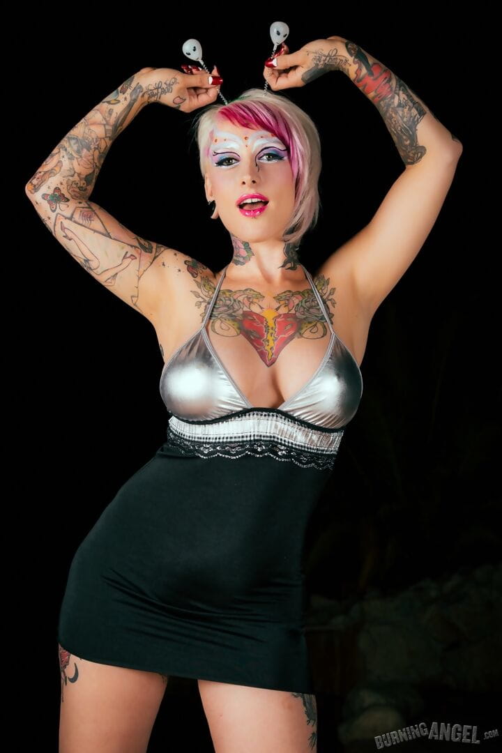 Tattooed chick with dyed hair Jessie Lee works free of bikini top and skirt page 1