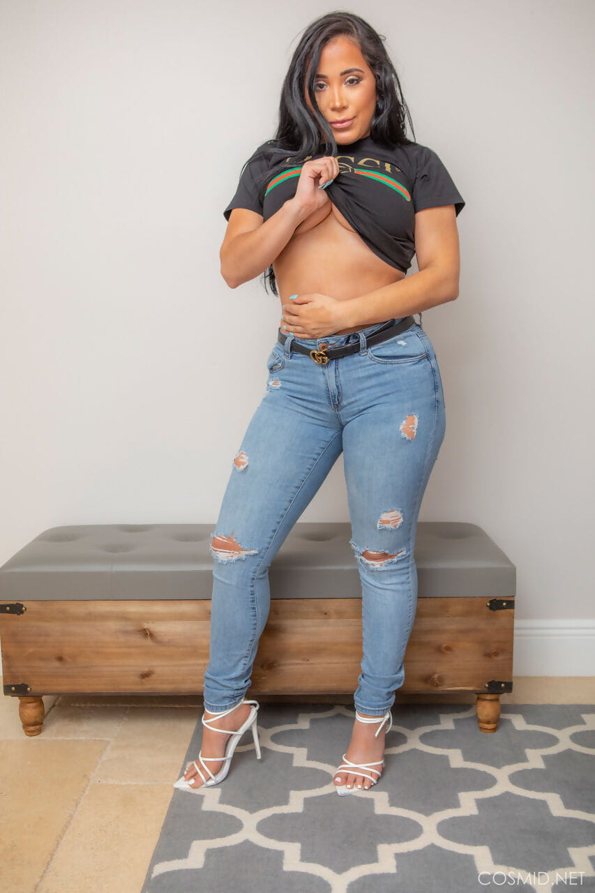 Latina amateur Juliana Cruz flaunts her big booty after removing ripped jeans page 1