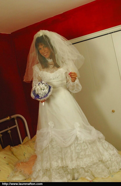 Горячая Невеста мисс Эбигейл в чулки & Высокая каблуки пользуется Лесби Страпон ебать