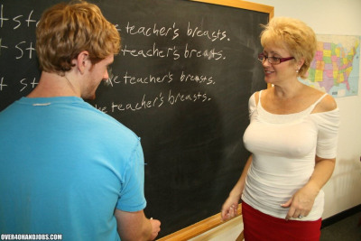 mature enseignant Tracy Lécher Des secousses sur Un les étudiants énorme dick dans l' Salle de classe