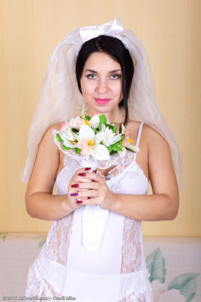 30 plus bride Tanita sticks her flower arrangement in her trimmed muff
