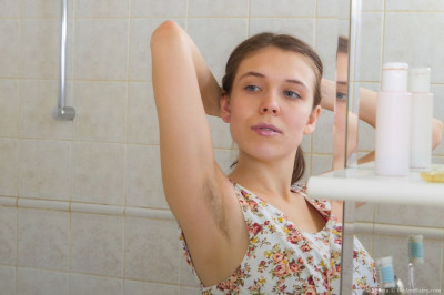 solo Mädchen agneta enthüllt riesige saggy Titten und nass Biber in die Dusche