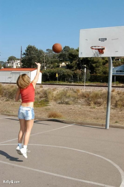 可爱的 青少年 kellyq 暴露了 她的 奶 和 屁股 同时 拍摄 篮球 户外活动