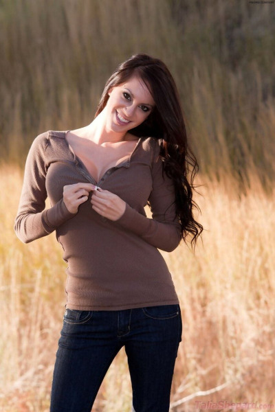 Amateur model Talia Shepard uncorks her round tits on train tracks