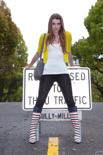 Shelby dompnier in leggings and gasoline boots - part 646